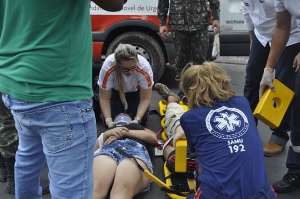 Acidente no bairro Duque de Caxias deixa dois feridos e interrompe o trnsito