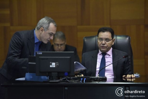 O secretrio Xisto Bueno ( esq.) e o presidente da Assembleia Legislativa, Eduardo Botelho (DEM)