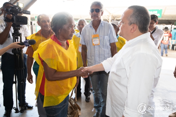 Pedro Taques recebe pessoas atendidas pela Caravana da Transformao