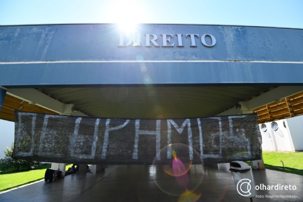 Estudantes ocupam Casaro da UFMT e chamam servidora de sapato