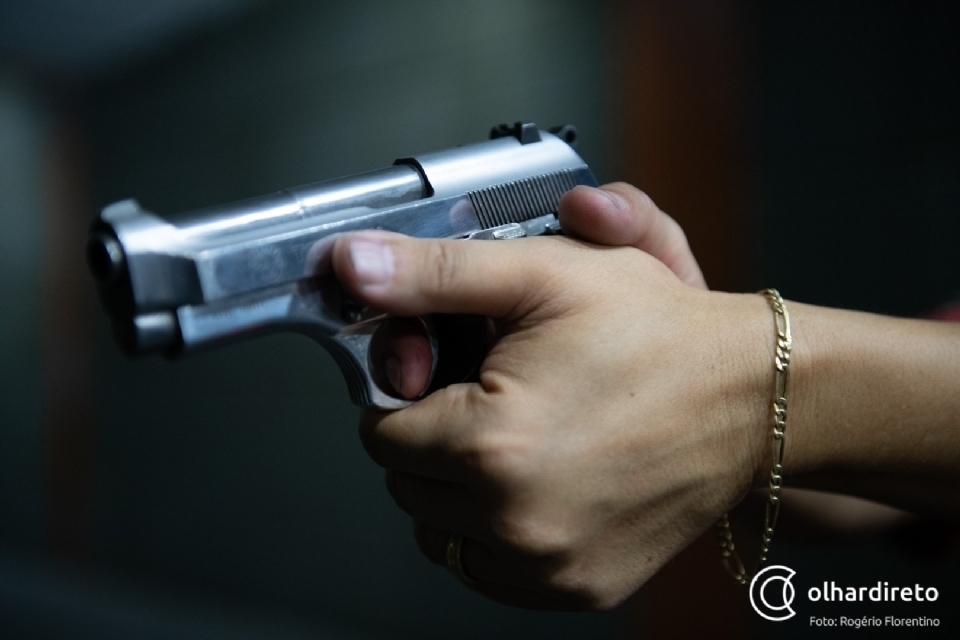 Dupla atira em traficante, mas tambm atinge adolescente de 13 anos que brincava na frente de casa