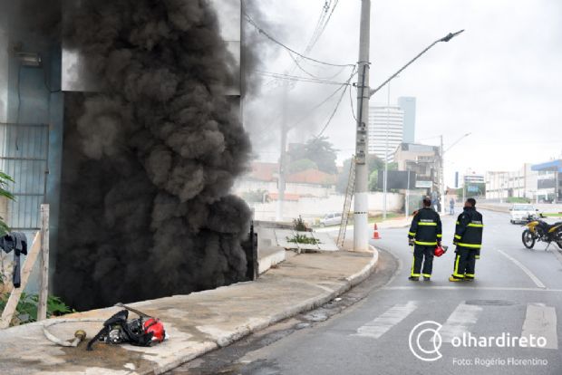 Calor intenso e fumaa impedem entrada da Defesa Civil para avaliar risco em prdio que pegou fogo;  fotos 