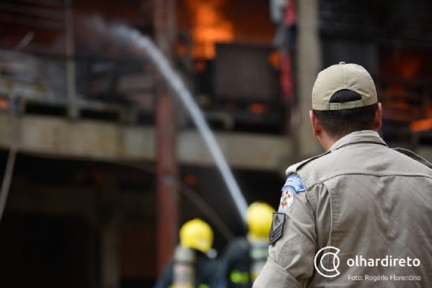 Corpo de Bombeiros  acionado aps princpio de incndio em prdio residencial