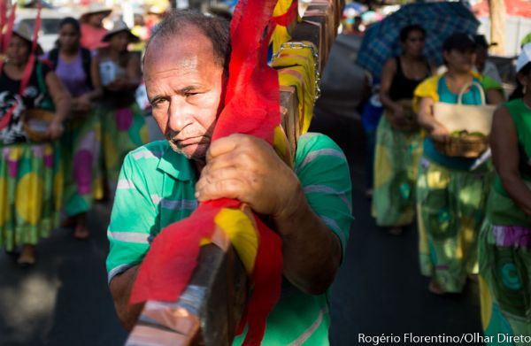 Por justia em conflitos de terra e reforma agrria, romaria mobiliza 300 pessoas no Centro Poltico Administrativo