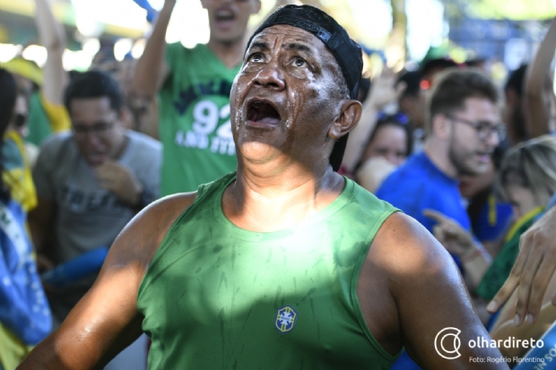 Cuiabanos choram eliminao do Brasil com derrota para Blgica na Copa;  fotos 