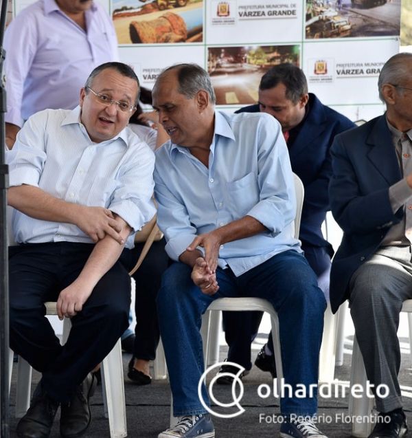 Pedro Taques conversa com Luiz Soares, durante inaugurao da UPA Ipase, em Vrzea Grande