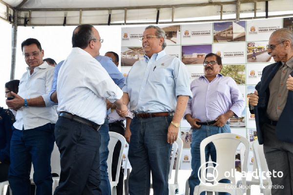 Jaime Campos recebe cumprimento de Pedro Taques, aps inaugurar UPA Ipase, em Vrzea Grande