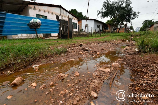 Moradores de bairro em Vrzea Grande sofrem com ruas esburacadas e falta e saneamento