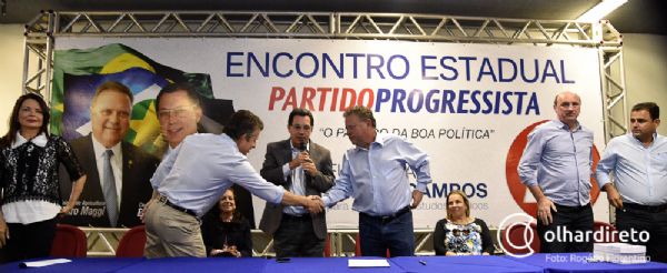Blairo Maggi cumprimenta Mauro Mendes, observado por Ezequiel Fonseca, durante o Encontro do PP