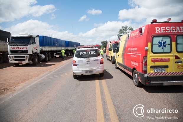 Pedestre morre atropelado por motorista de carreta e Ford Ka capota ao tentar desviar de corpo