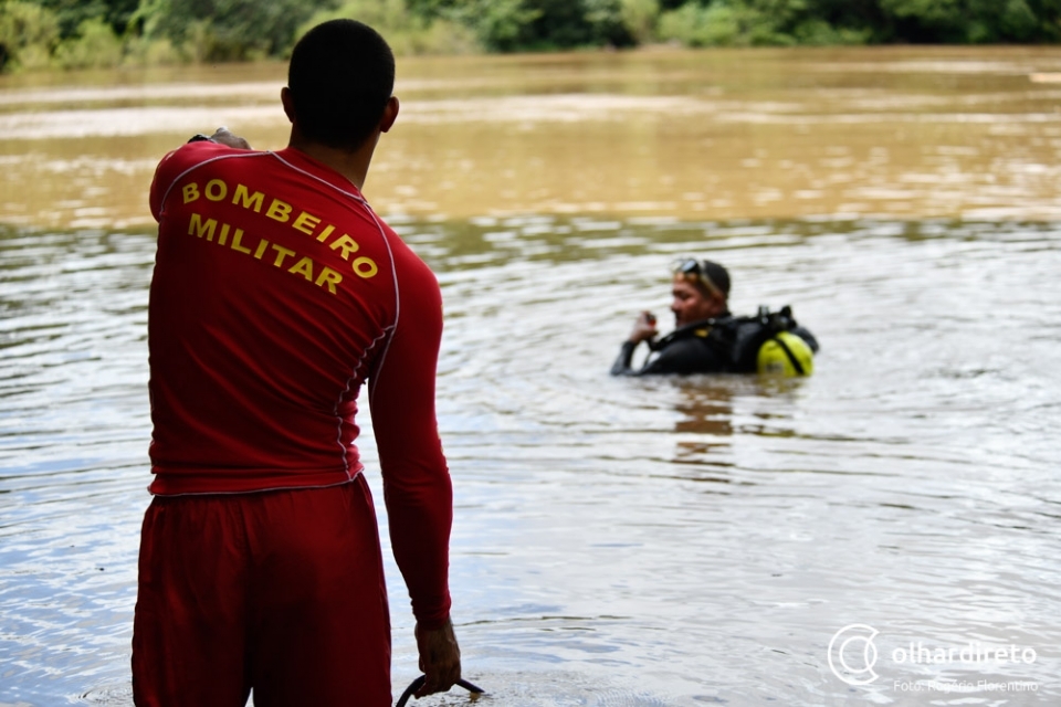 Polcia confirma identidade de dois corpos resgatados em rio e encontra marcas de sangue e estojos de munio nas margens