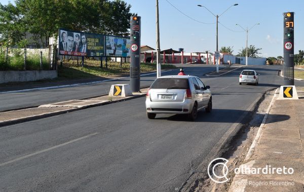 Radares na Avenida Emlio Vicente Vuolo, na Morada do Ouro.