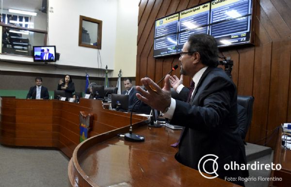 Maurlio Ribeiro (d) e Adevair Cabral ocuparam a tribuna da Cmara de Cuiab para cobrar que vereadores do PSDB sejam ouvidos