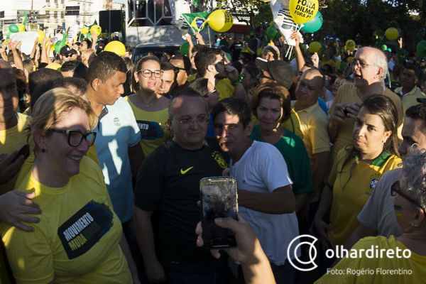 Pedro Taques marcha ao lado de manifestantes pelo impeachment de Dilma