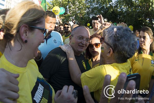 Pedro Taques participou das manifestaes em Cuiab, no ltimo domingo (13)