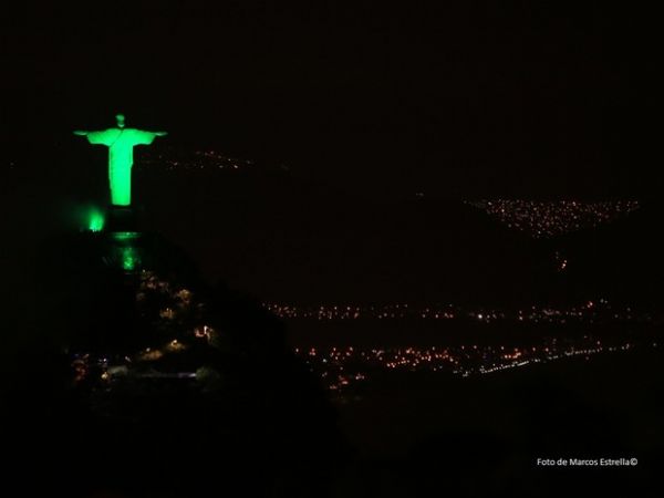 Cristo ganha iluminao verde em referncia a energias limpas no Rio