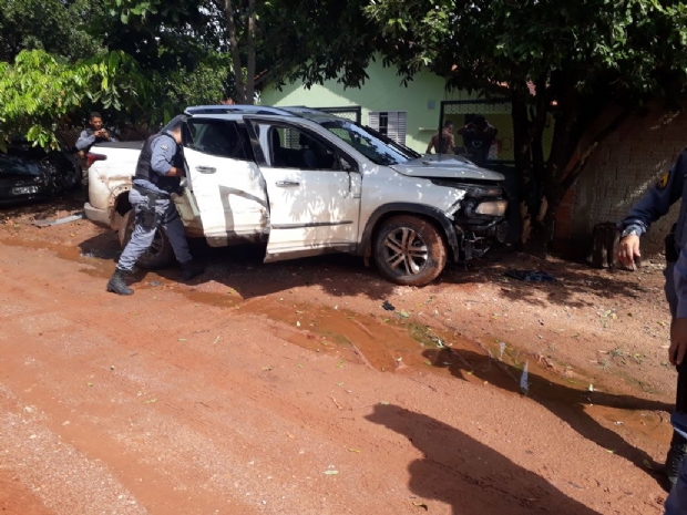 Em perseguio, homem bate em carro, atropela morador e colide contra rvore com veculo roubado