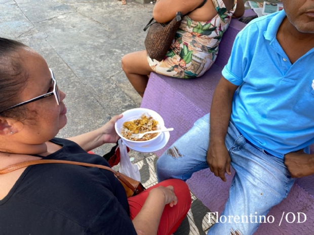 Populao se aglomera em filas quilomtricas e tem que almoar no cho  espera de auxlio-emergencial