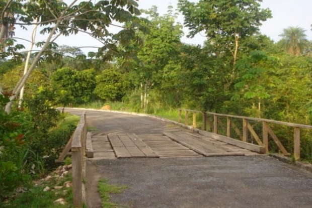 Motorista perde controle de caminhonete e invade Parque Z Bolo Fl