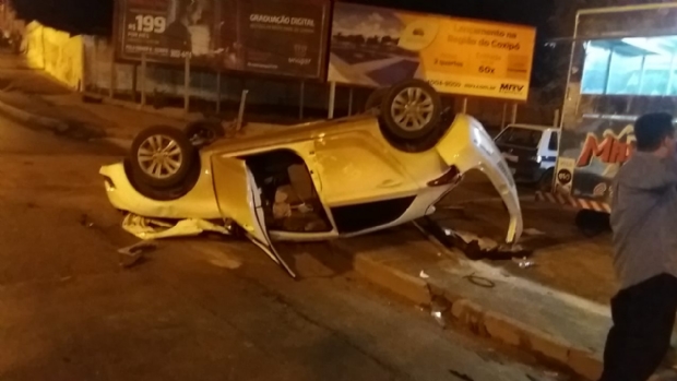 HB20 capota e jovem fica ferido aps coliso na Av. Fernando Corra