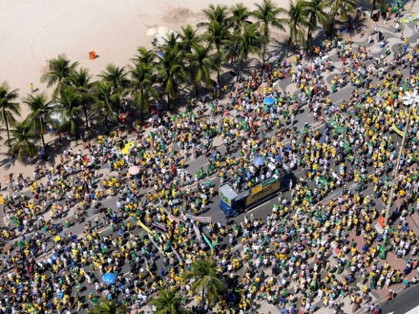 Protesto leva centenas de pessoas para a Avenida Atlntica, em Copacabana