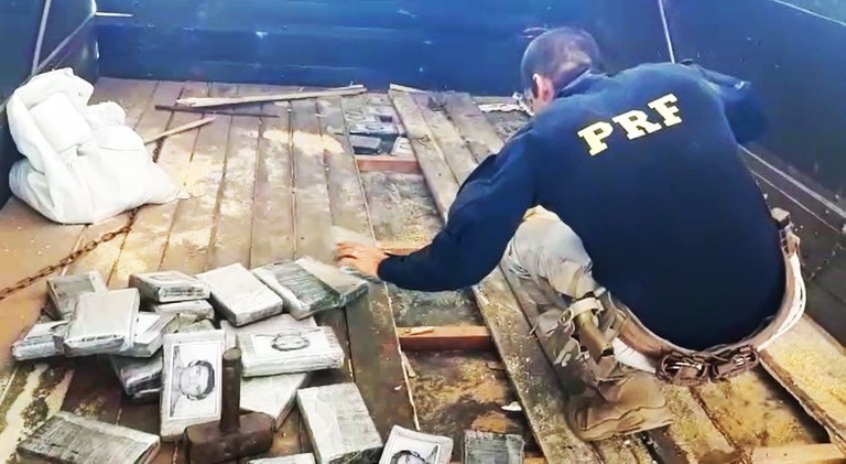 Polcia Rodoviria Federal apreende meia tonelada de cocana escondida em caminho