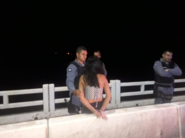 Policiais salvam mulher que tentava se jogar da ponte em Vrzea Grande