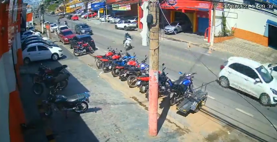 Cmera flagra novo acidente envolvendo motociclista aps desviar de buraco em avenida; veja vdeo