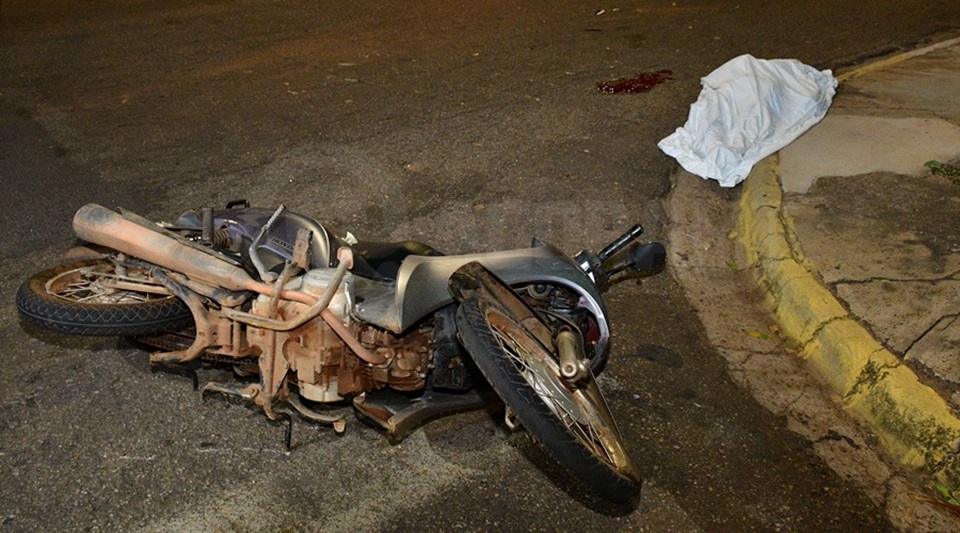 Idoso morre ao bater motocicleta em carro; vtima tentou entrar em via