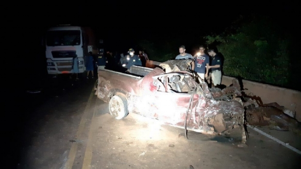 ​Coliso envolvendo carreta e carro deixa um morto na BR-163; veja fotos