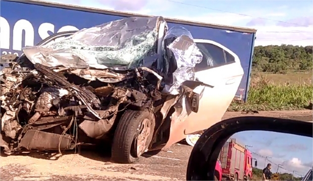 Motorista morre em grave acidente entre carro e caminho na Rodovia dos Imigrantes