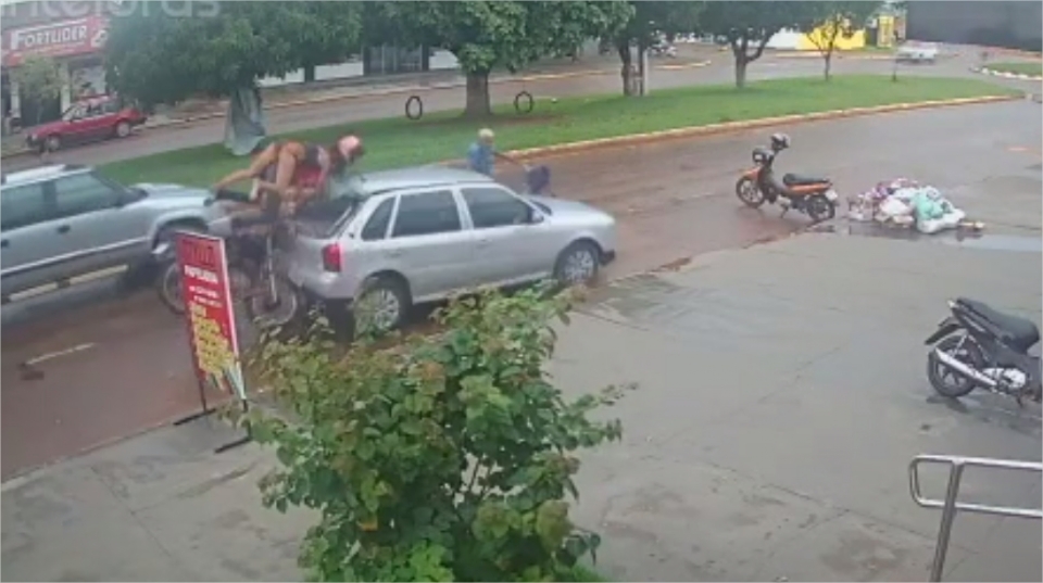 Casal fica gravemente ferido ao bater motocicleta em alta velocidade na traseira de carro parado;  veja vdeo 