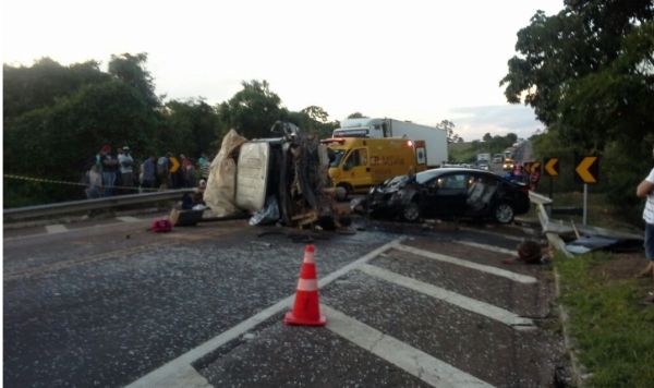 Coliso entre picape e Honda Civic com placas de VG deixa dois mortos e dez feridos