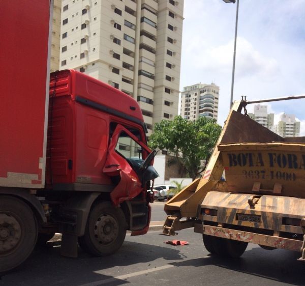 Acidente entre caminhes congestiona Avenida Miguel Sutil;  veja fotos