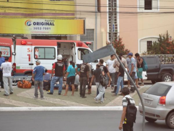 Caminhonete atravessa Comandante Costa com a Avenida Mato Grosso, bate em moto e piloto tem joelho partido ao meio