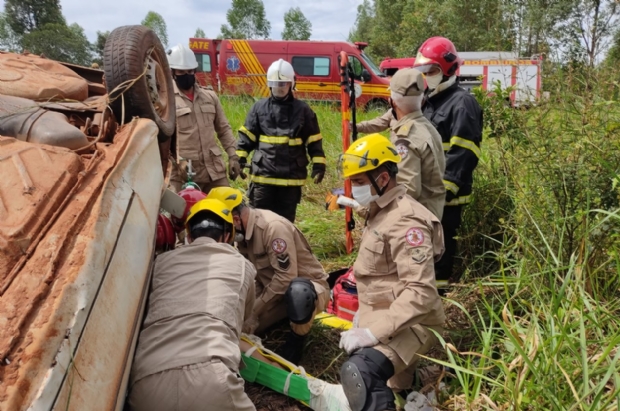 Capotamento de Gol deixa um morto e dois feridos em rodovia federal