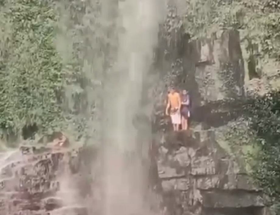  Vdeo mostra adolescente de 15 anos pulando de cachoeira e batendo a cabea em pedra