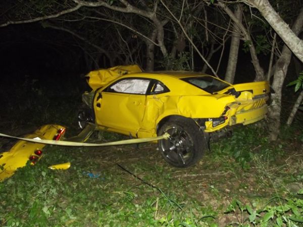 Carro ficou totalmente destrudo, mas motorista teve apenas um ferimento no brao