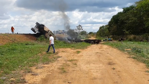 Duas pessoas morrem carbonizadas aps carretas baterem e pegarem fogo;  vdeos 