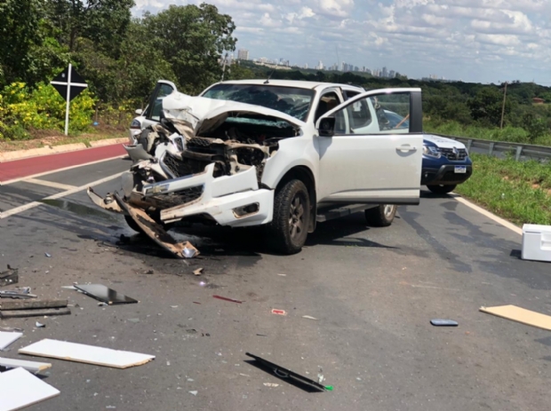 Camionete bate em caminho de cimento e uma pessoa fica ferida; veja fotos