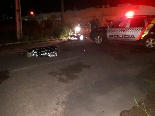 Coliso entre Honda Civic e motocicleta termina com um morto