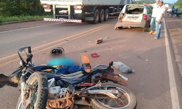 Homem morre ao colidir motocicleta em carro parado na BR-158