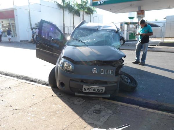 Uno e Fiesta batem e carro invade posto de combustvel durante o acidente  veja fotos