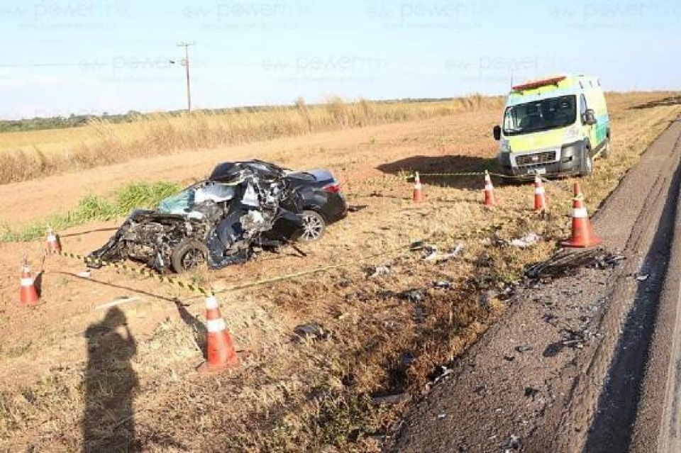 Motorista morre ao se envolver em acidente entre Corolla e carreta na BR-163