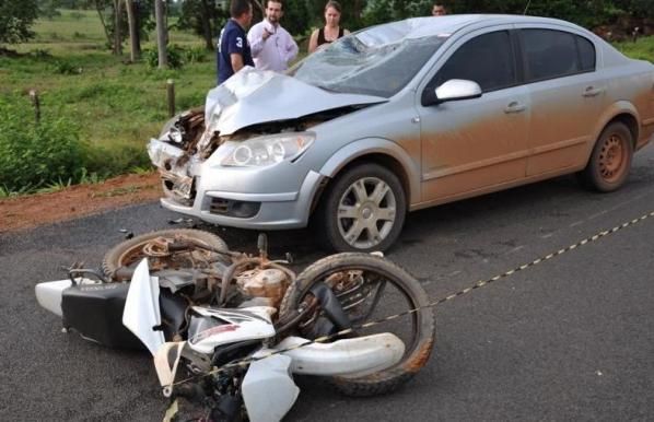 Moto bateu contra o carro do ex-prefeito de Nova Guarita durante ultrapassagem mal sucedida