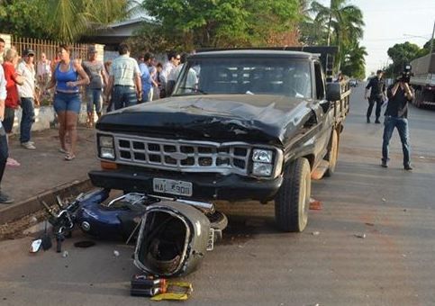 Caminhonete invadiu preferencial e acertou motociclista