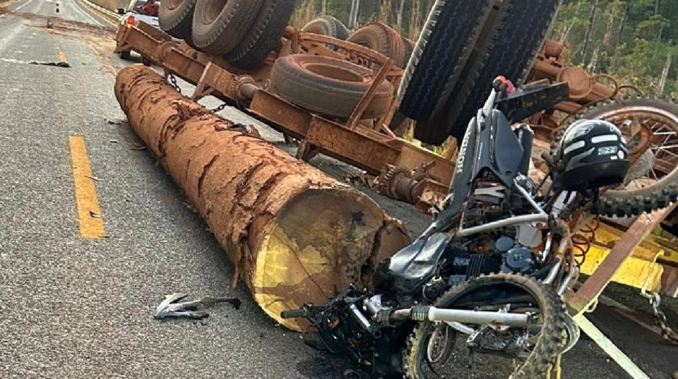 Homem morre em acidente entre motocicleta e caminho tombado em estrada