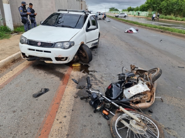 Mulher morre aps colidir moto com carro e ser atropelada por outro veculo; veja fotos