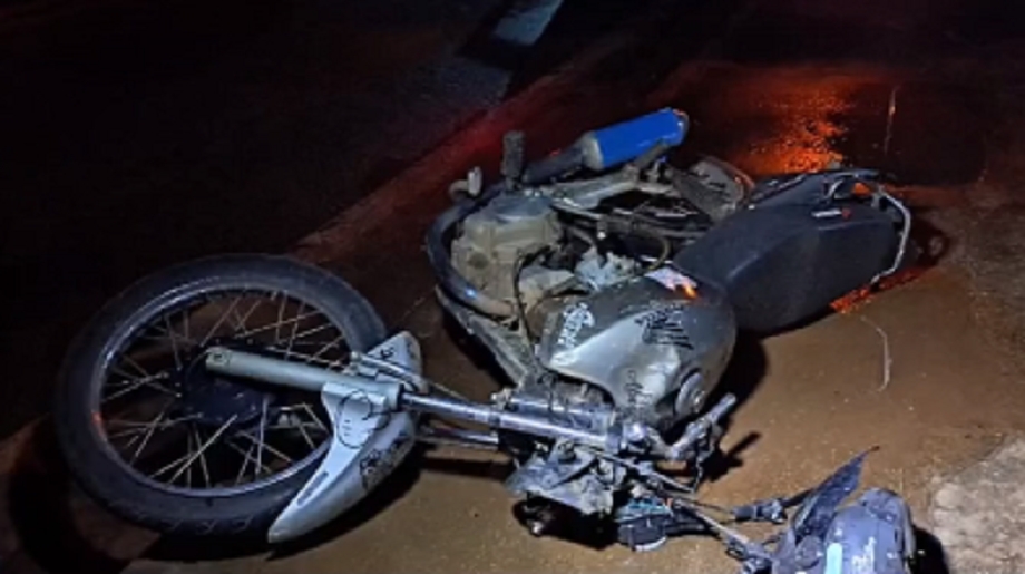 Adolescente de 17 anos fica ferido em acidente entre motocicleta e carro