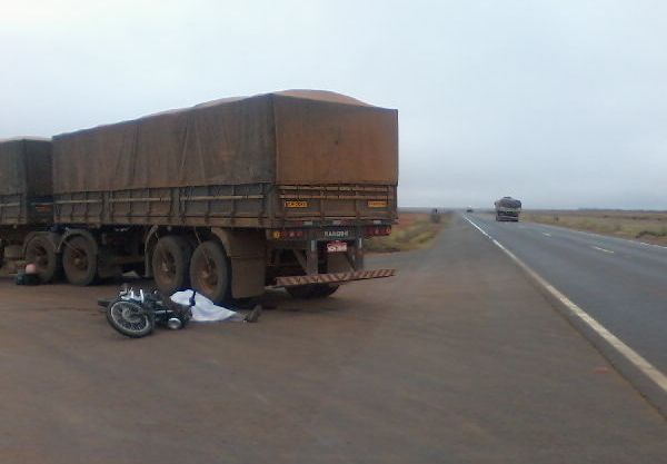 Fagner caiu e teve a cabea atingida pelos rodados traseiros, morrendo na hora com a cabea esmagada.